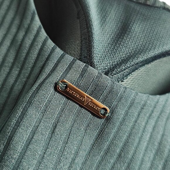 Victoria's Secret On Point Allegro Sports Bra, Green, Wireless, Lace Up Size 38C - Picture 3 of 6